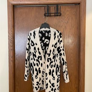 NORDSTROM SOMETHING NAVY leopard v neck cardigan